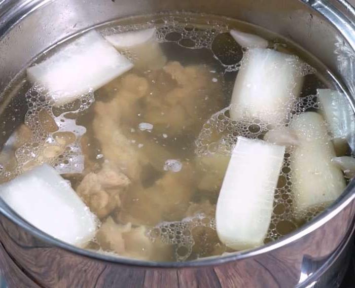 2 cách nấu nước dùng bún từ xương heo và xương bò 