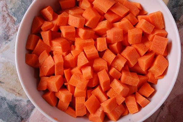 Cắt cà rốt thành miếng nhỏ