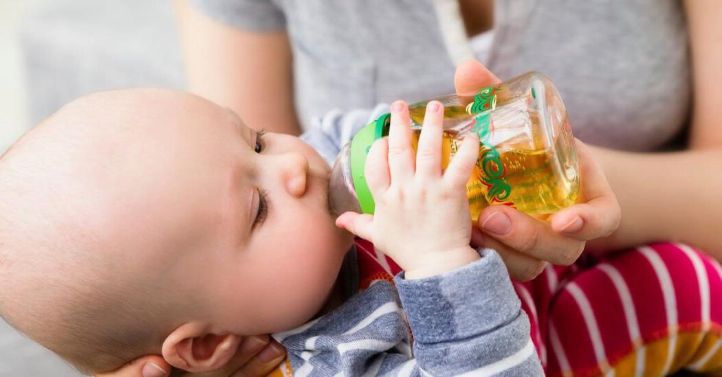 Có nên sử dụng nước ép trái cây ở trẻ dưới 1 tuổi?