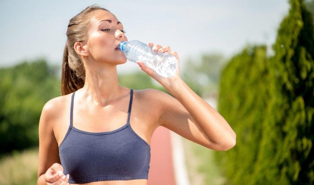 Có nên uống nước theo cân nặng không?